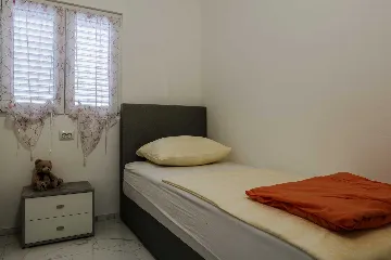 Renovated Apartment for 4 with Terrace in Vir