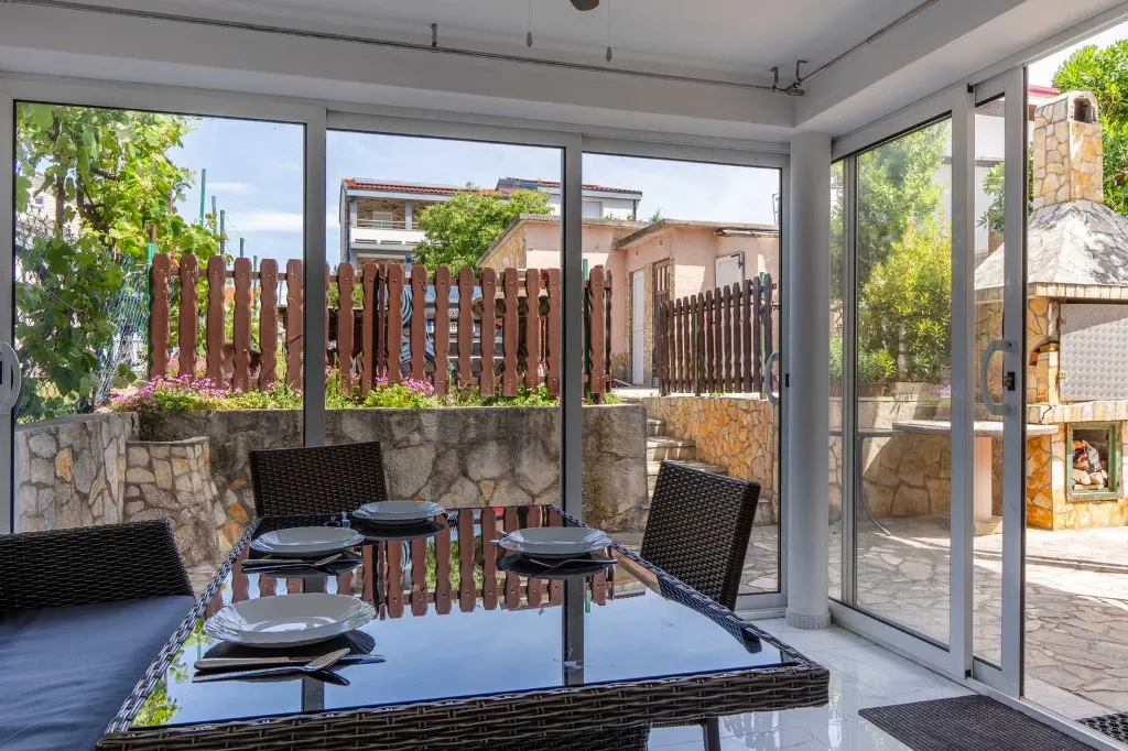 Renovated Apartment for 4 with Terrace in Vir
