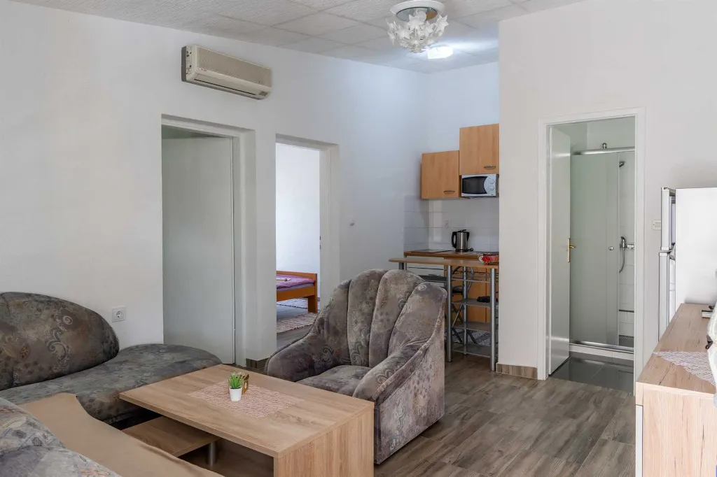 Apartment with Balcony in Vir for 4