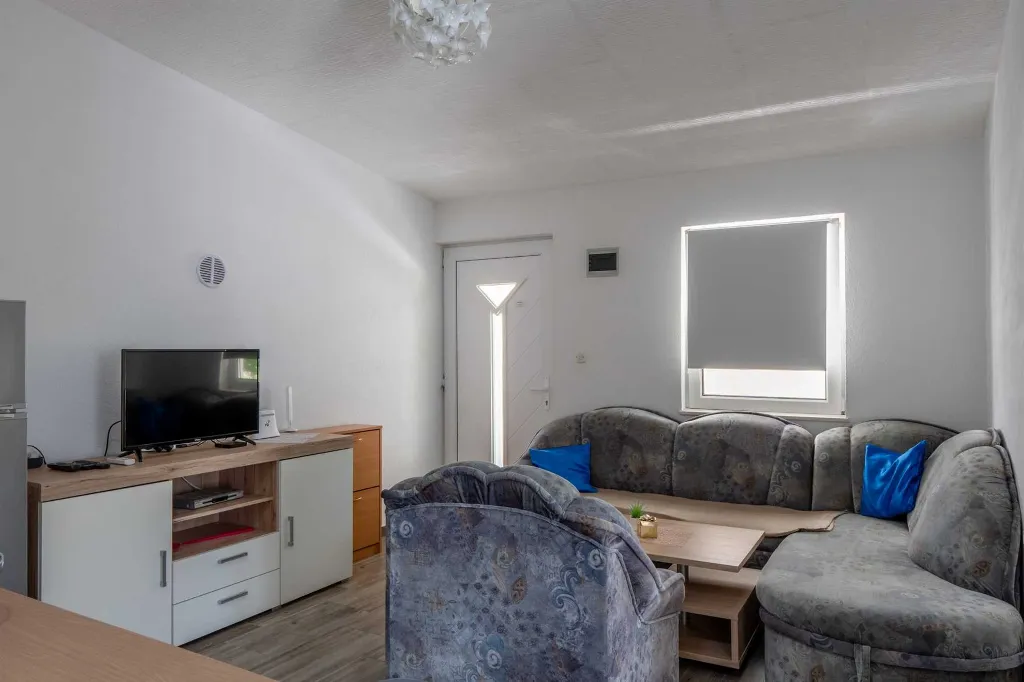 Apartment with Balcony in Vir for 4