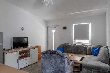 Apartment with Balcony in Vir for 4