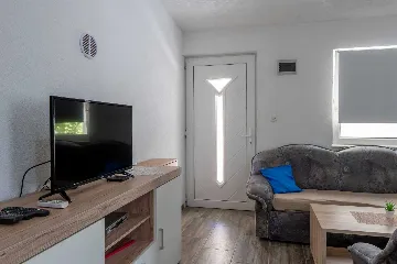 Apartment with Balcony in Vir for 4