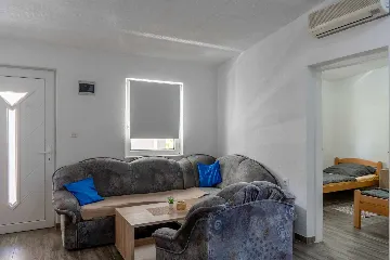 Apartment with Balcony in Vir for 4