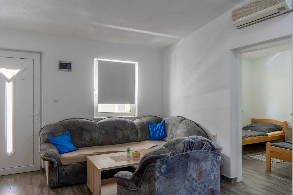 Apartment with Balcony in Vir for 4