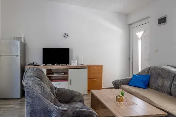 Apartment with Balcony in Vir for 4