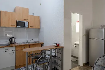 Apartment with Balcony in Vir for 4