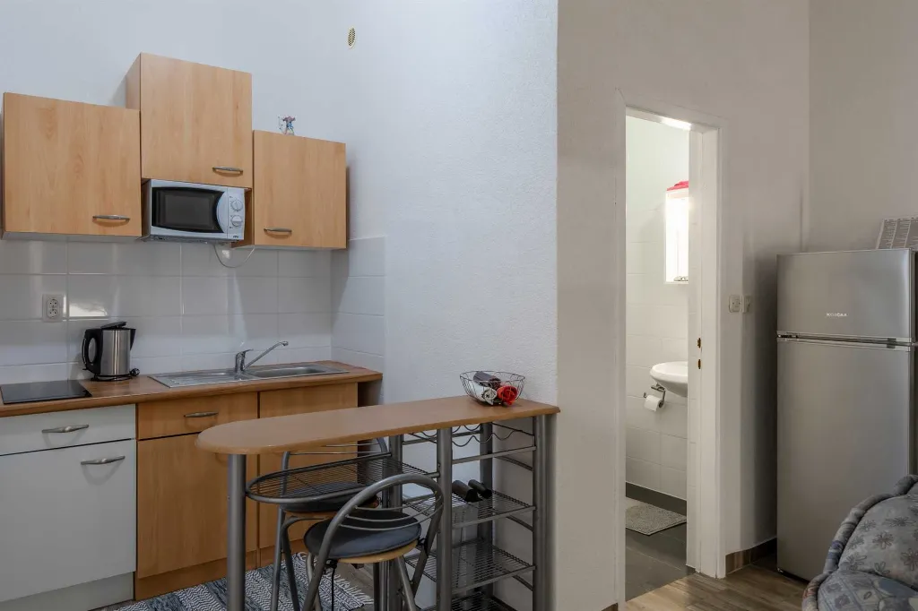 Apartment with Balcony in Vir for 4