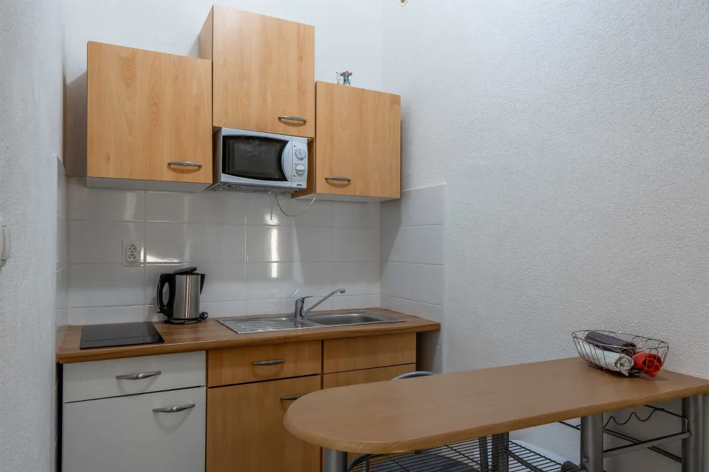 Apartment with Balcony in Vir for 4
