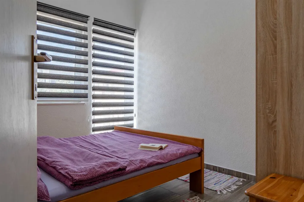 Apartment with Balcony in Vir for 4