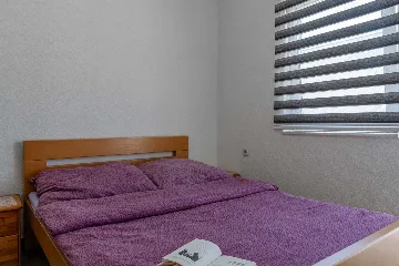 Apartment with Balcony in Vir for 4