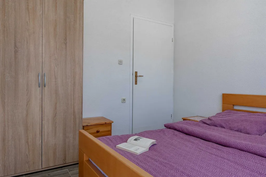 Apartment with Balcony in Vir for 4