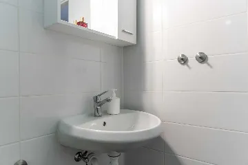 Apartment with Balcony in Vir for 4