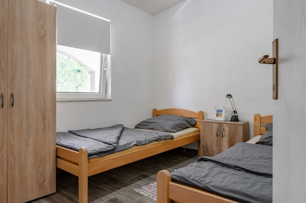 Apartment with Balcony in Vir for 4