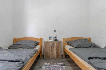 Apartment with Balcony in Vir for 4