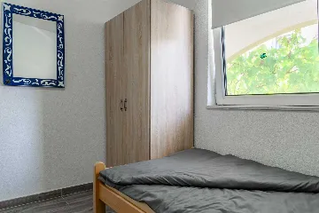 Apartment with Balcony in Vir for 4