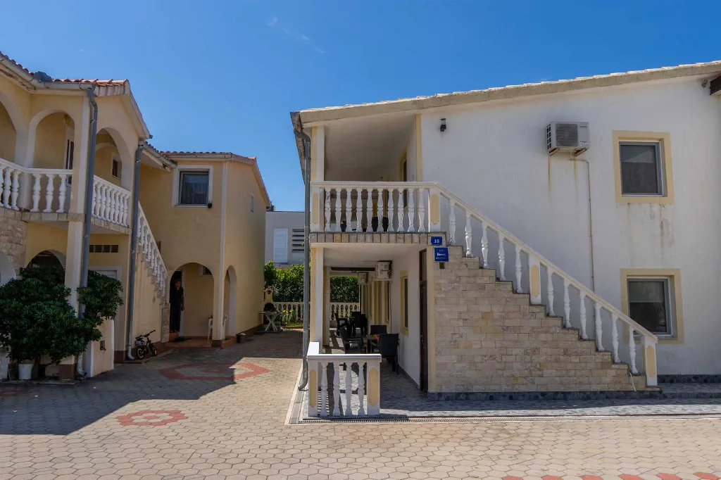 Apartment with Balcony in Vir for 4