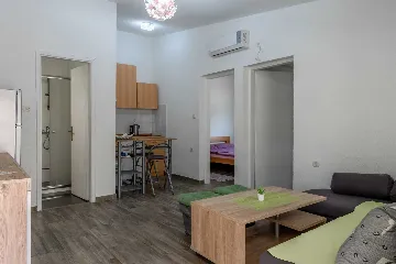 Vir 2-Bedroom Apartment for 4 Guests with Balcony