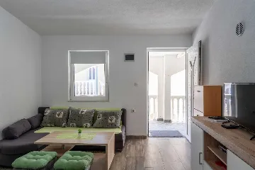 Vir 2-Bedroom Apartment for 4 Guests with Balcony