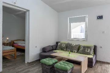 Vir 2-Bedroom Apartment for 4 Guests with Balcony