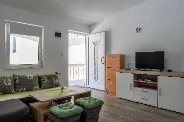 Vir 2-Bedroom Apartment for 4 Guests with Balcony