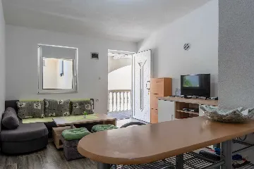 Vir 2-Bedroom Apartment for 4 Guests with Balcony