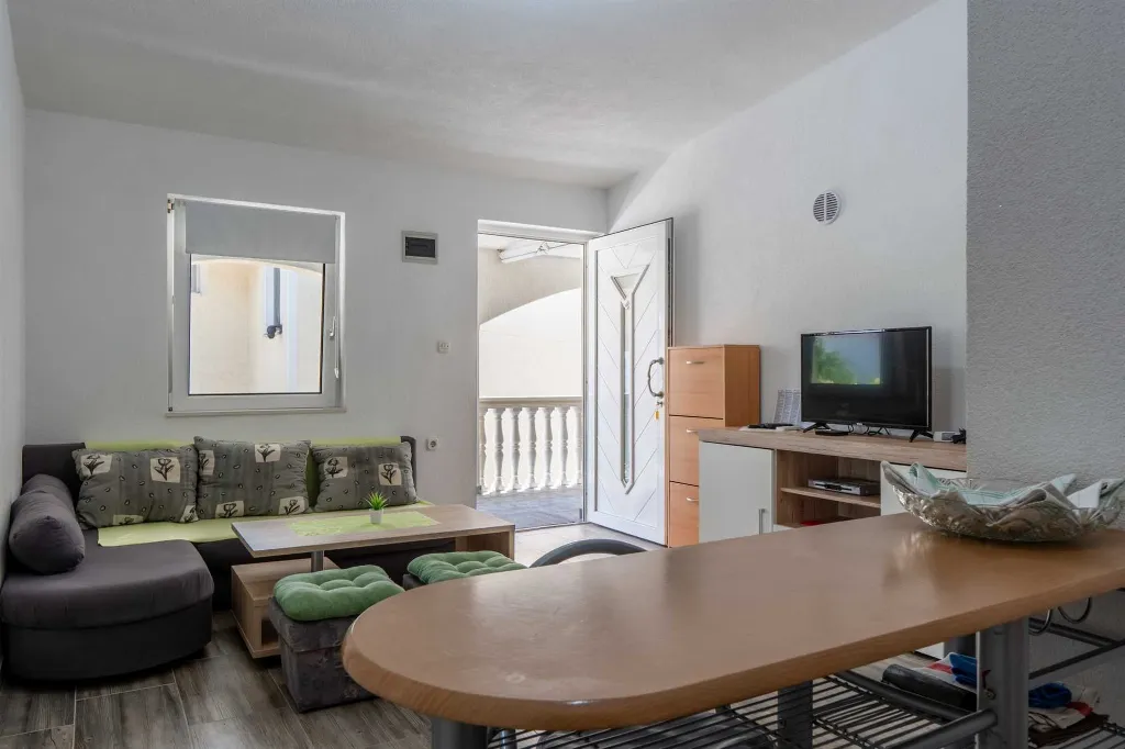 Vir 2-Bedroom Apartment for 4 Guests with Balcony