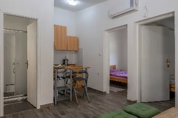 Vir 2-Bedroom Apartment for 4 Guests with Balcony