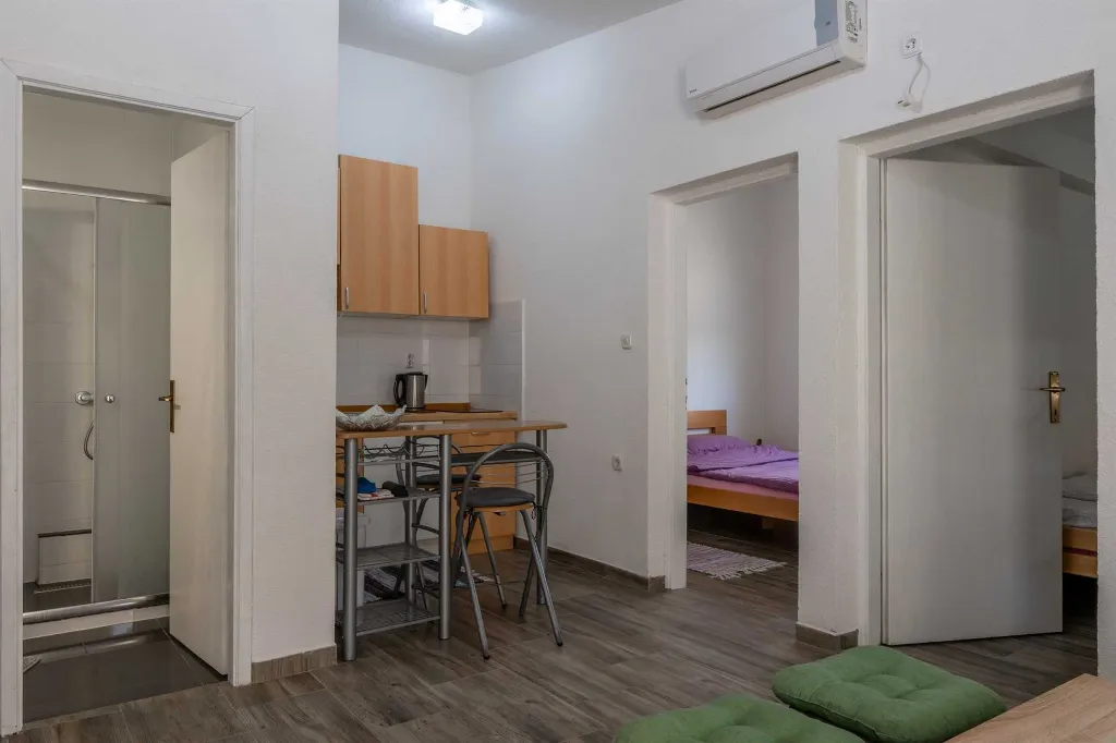 Vir 2-Bedroom Apartment for 4 Guests with Balcony