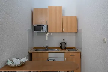 Vir 2-Bedroom Apartment for 4 Guests with Balcony