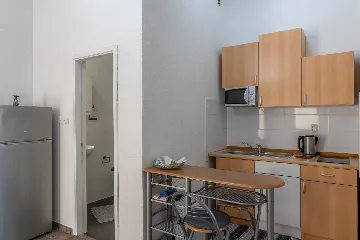 Vir 2-Bedroom Apartment for 4 Guests with Balcony