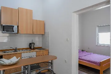 Vir 2-Bedroom Apartment for 4 Guests with Balcony