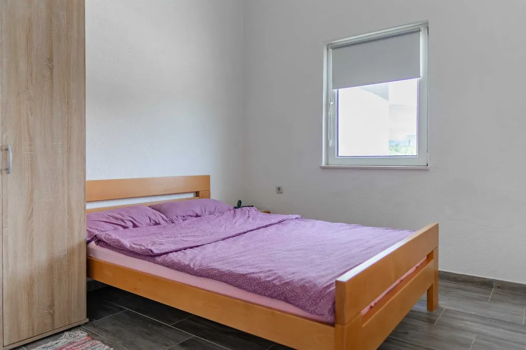 Vir 2-Bedroom Apartment for 4 Guests with Balcony