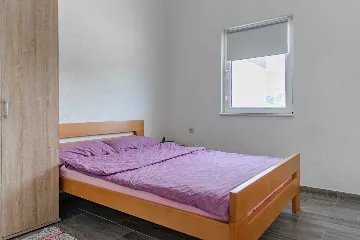 Vir 2-Bedroom Apartment for 4 Guests with Balcony