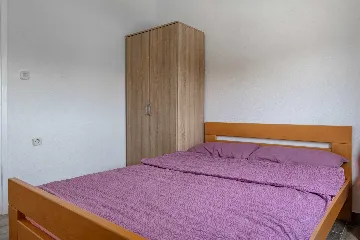 Vir 2-Bedroom Apartment for 4 Guests with Balcony