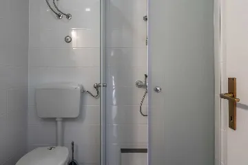 Vir 2-Bedroom Apartment for 4 Guests with Balcony