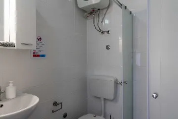 Vir 2-Bedroom Apartment for 4 Guests with Balcony