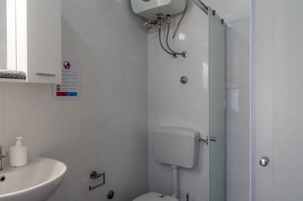 Vir 2-Bedroom Apartment for 4 Guests with Balcony