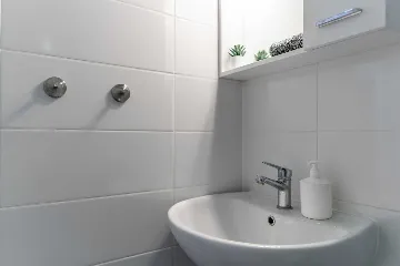 Vir 2-Bedroom Apartment for 4 Guests with Balcony