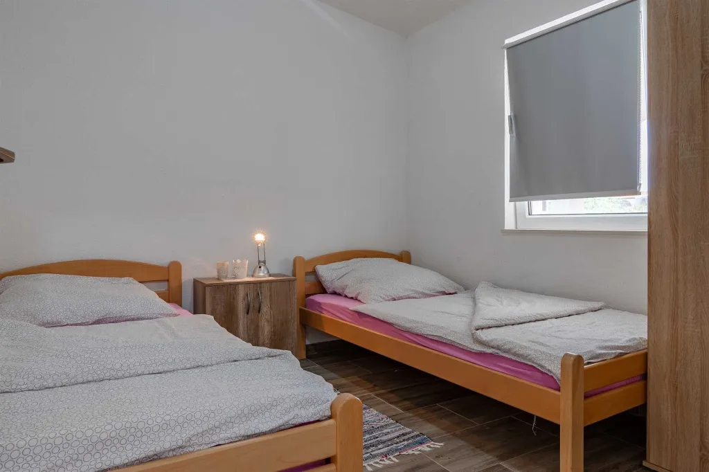 Vir 2-Bedroom Apartment for 4 Guests with Balcony