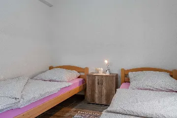 Vir 2-Bedroom Apartment for 4 Guests with Balcony