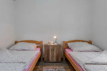 Vir 2-Bedroom Apartment for 4 Guests with Balcony