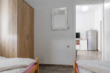 Vir 2-Bedroom Apartment for 4 Guests with Balcony