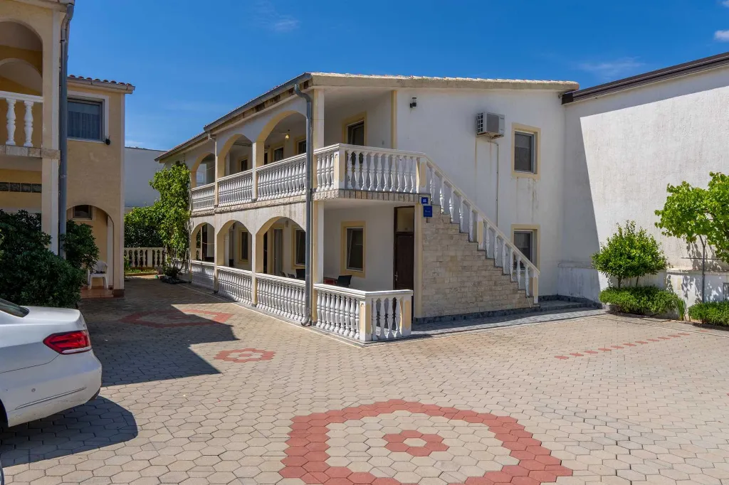 Vir 2-Bedroom Apartment for 4 Guests with Balcony