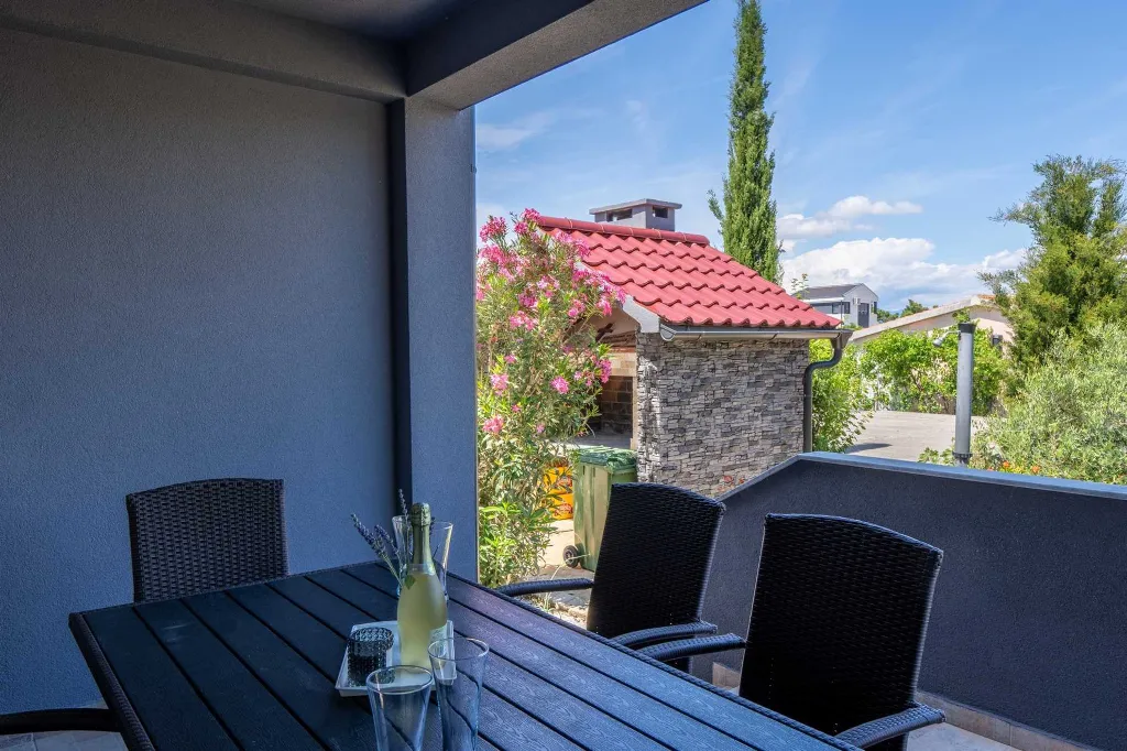 Newly Renovated 3-Bedroom Apartment in Vir