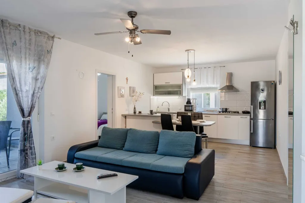 Newly Renovated 3-Bedroom Apartment in Vir