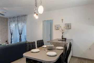 Newly Renovated 3-Bedroom Apartment in Vir
