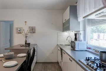 Newly Renovated 3-Bedroom Apartment in Vir