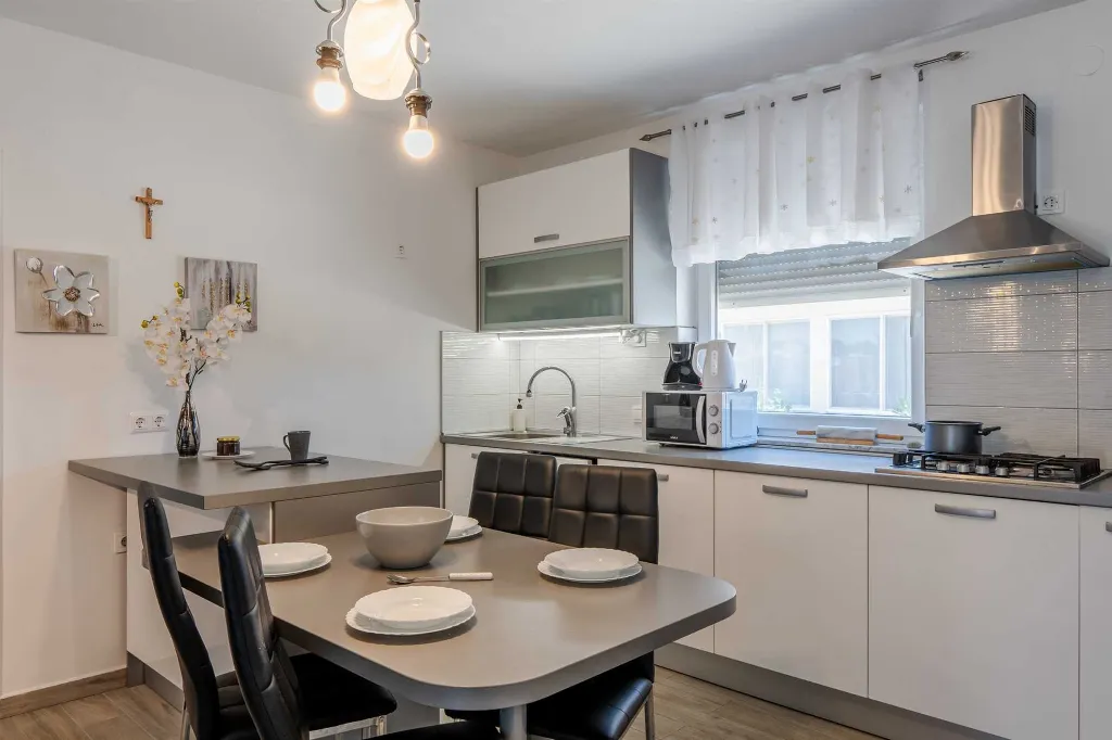 Newly Renovated 3-Bedroom Apartment in Vir