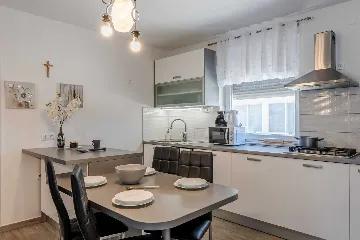 Newly Renovated 3-Bedroom Apartment in Vir