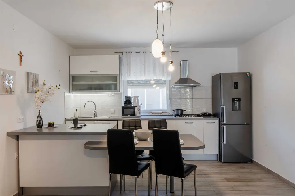 Newly Renovated 3-Bedroom Apartment in Vir